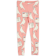 Load image into Gallery viewer, Mini Rodini - Pink leggings with all over pigeon and airmail print in white

