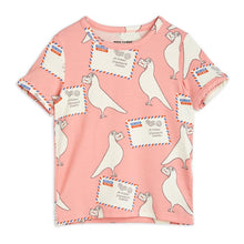 Load image into Gallery viewer, Mini Rodini - Pink t-shirt with all over pigeon and airmail print in white
