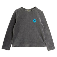 Load image into Gallery viewer, Mini Rodini grey velour long-sleeve shirt with a blue four-leaf clover embroidery
